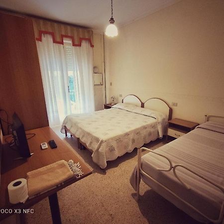 Hotel Delhy Виареджо Экстерьер фото