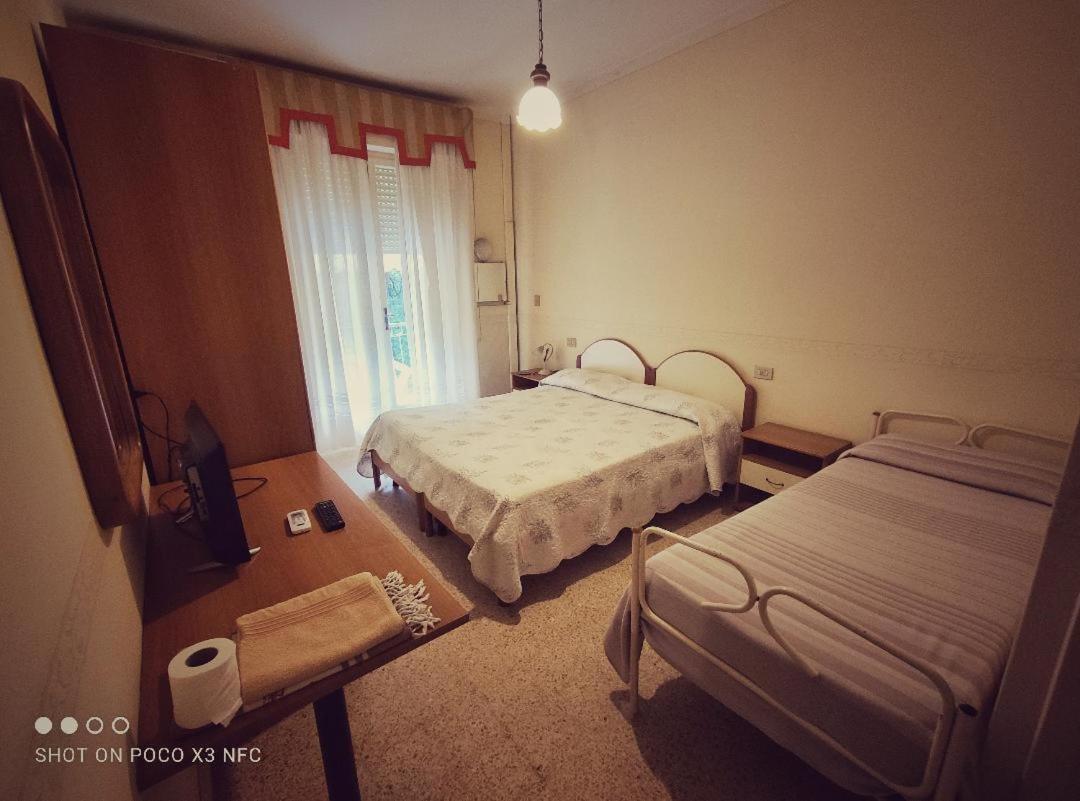 Hotel Delhy Виареджо Экстерьер фото
