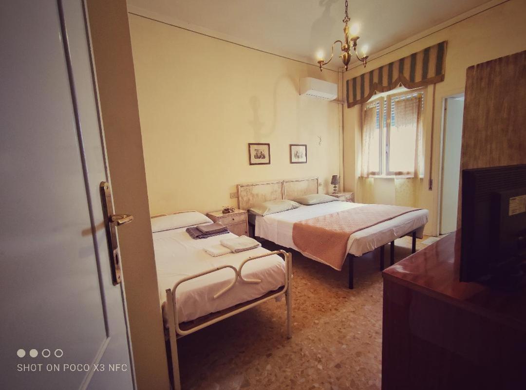 Hotel Delhy Виареджо Экстерьер фото