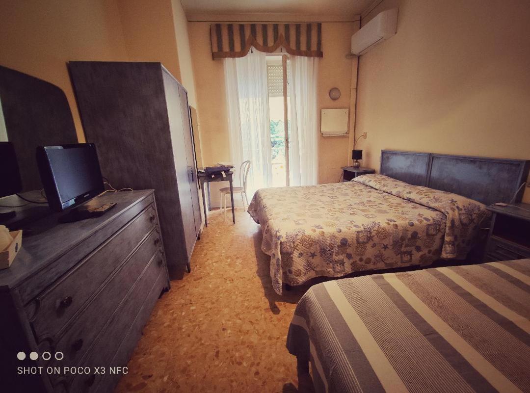 Hotel Delhy Виареджо Экстерьер фото